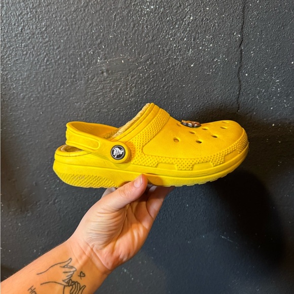 Crocs Yellow Casual Clogs with Fuzzy Liner Size 2 - Picture 2 of 10